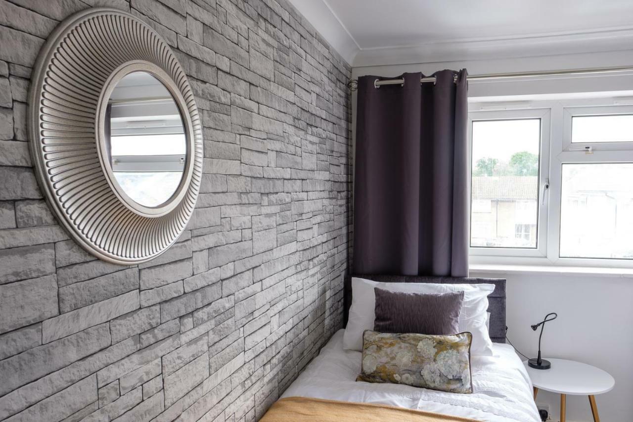 Dickens House- Modern & Elegant 3Br Close To Gatwick Villa ครอว์ลีย์ ภายนอก รูปภาพ